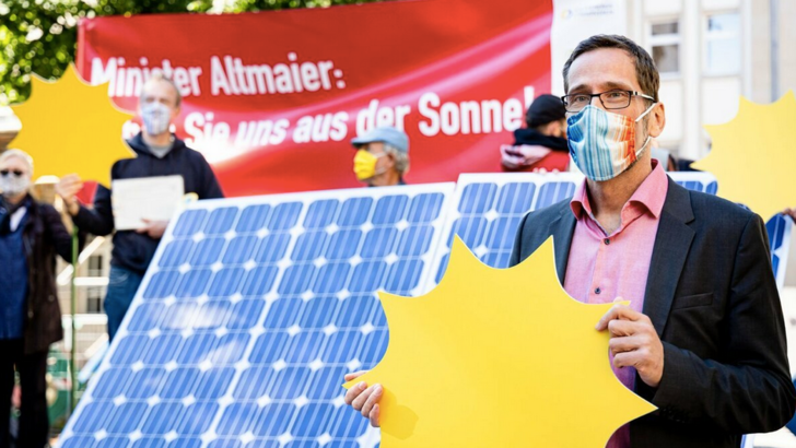 EEG-Novelle: Ein Bündnis für eine Solaroffensive, darunter Professor Volker Quaschning, hat am 3. September mehr als 140.000 Unterschriften an Wirtschaftsminister Peter Altmaier übergeben. - © SFV e.V.
