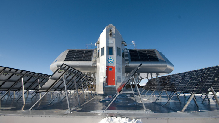 Die Stromversorgung der Polarstation übernehmen Solar- und Windanlagen. Den Strom nutzen Leistungssteller für die Wärmeversorgung, die in eisiger Kälte essenziell ist. - © René Robert - International Polar Foundation
