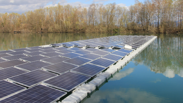 Schwimmender Solarpark der Erdgas Südwest.