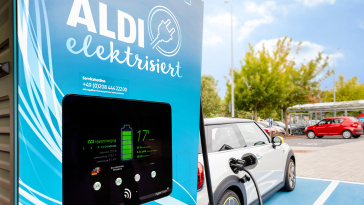 Aldi Süd will noch in diesem Jahr 200 weitere Filialen mit E-Ladesäulen ausstatten. - © Aldi Süd
