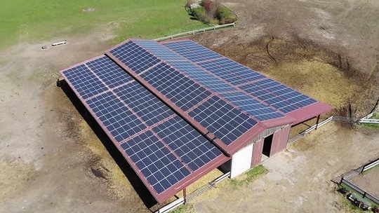 Der Landwirt verpachtet die Dachflächen an den Photovoltaikprojektierer und schafft sich so eine weitere Einnahmequelle.
