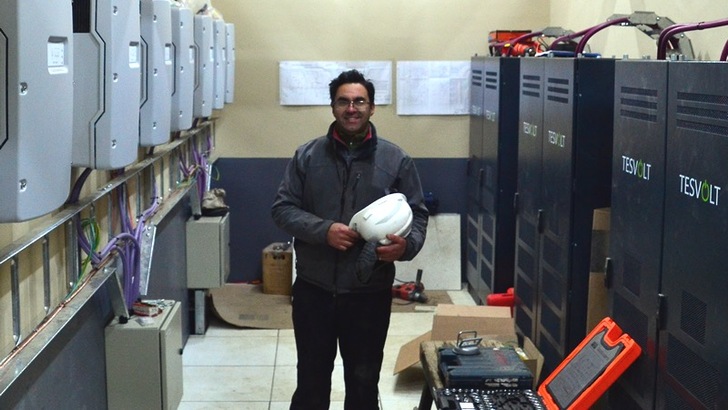 Installateur Gonzalo Rodriguez im Speicherraum.