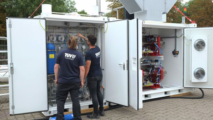 Die Sachverständigen prüfen, ob die Leitungen dem hohen Druck beim Tankvorgang standhalten. - © TÜV Thüringen
