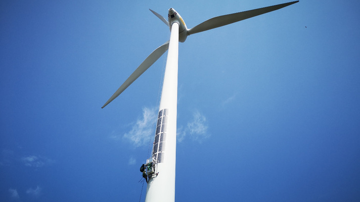 Bis in eine Höhe von 40 Metern sind die Monteure geklettert, um die Module anzubringen.