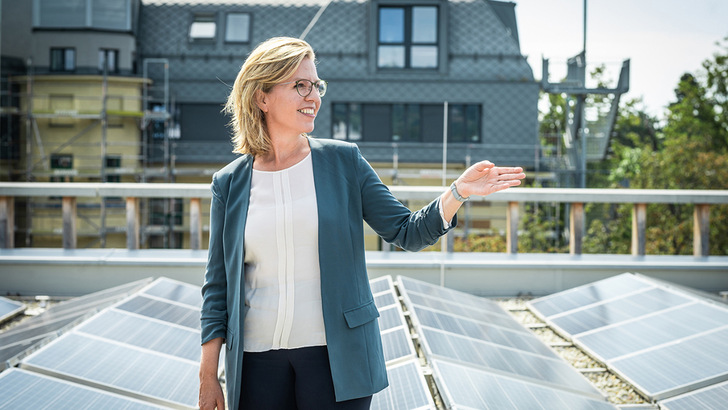 Umwelt- und Energieministerin Leonore Gewessler hat schon mal gezeigt, in welche Richtung der Photovoltaikzubau in Österreich steuern wird. - © BMK/Cajetan Perwein
