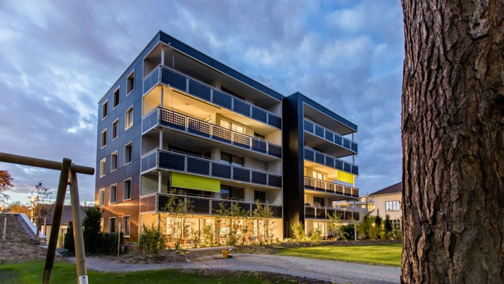 Die Bauwerkintegration der Photovoltaik wie hier in einem Mehrfamilienhaus in der Schweiz verbindet ein modernes Energiekonzept mit nachhaltiger Architektur. - © Aragorn Frey/Arento
