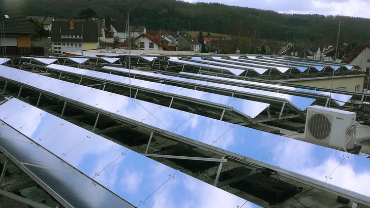 Um die Strahlung auf die Module zu spiegeln, werden die Reflektoren zwischen den Modulen installiert.