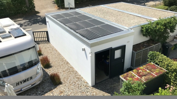 Die Photovoltaikanlage mit knapp drei Kilowatt Leistung erzeugt Strom und schützt die Garage vor Wärme. - © Solardach24, Robert Fichtner
