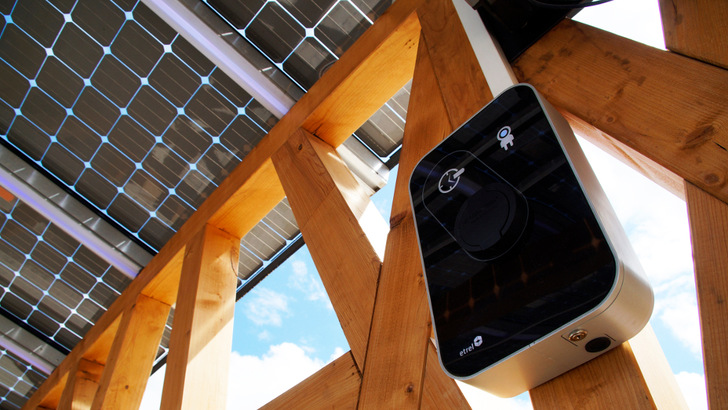 Solarer Carport mit Ladebox von Galaxy Energy.