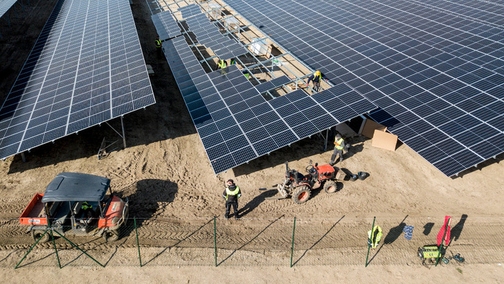 Baustelle für einen Solarpark (65 Megawatt) auf dem Gelände eines ehemaligen Kieswerkes in Ganzlin, Landkreis Ludwigslust-
Parchim (Brandenburg).