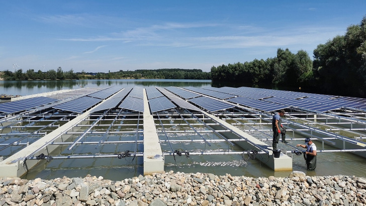 Installation einer schwimmenden Solaranlage durch die Firma Rheinland Solar.
