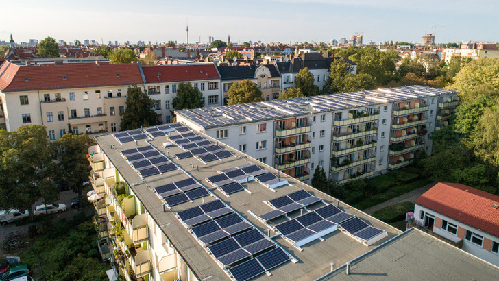 Gemeinschaftliche Mieterstromanlage von Elektrizitätswerke Schönau (EWS) in Berlin-Neukölln. - © Christopher Rowe
