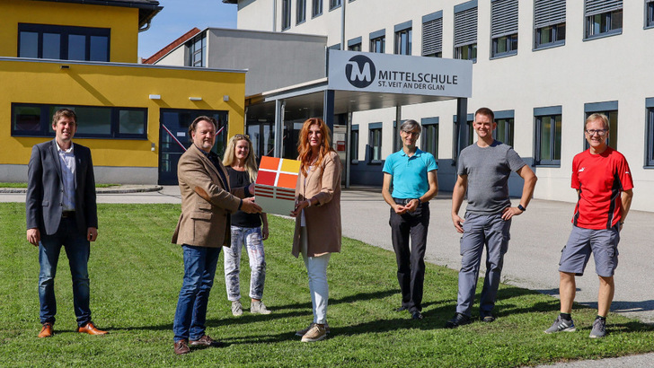 Claudia Egger-Grillitsch, Geschäftsführerin des Schulgemeindeverbands, und dessen Vorsitzender Franz Pirolt präsentieren die Entscheidung, die Schulen in St. Veit/Glan mit Solaranlagen auszustatten. - © WIR Energie
