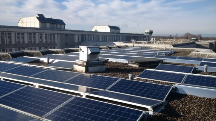 Solar und BHKWs erzeugen 6,5 Gigawattstunden Strom auf dem Dach einer Berliner JVA. - © Berliner Stadtwerke/Michael Bolle
