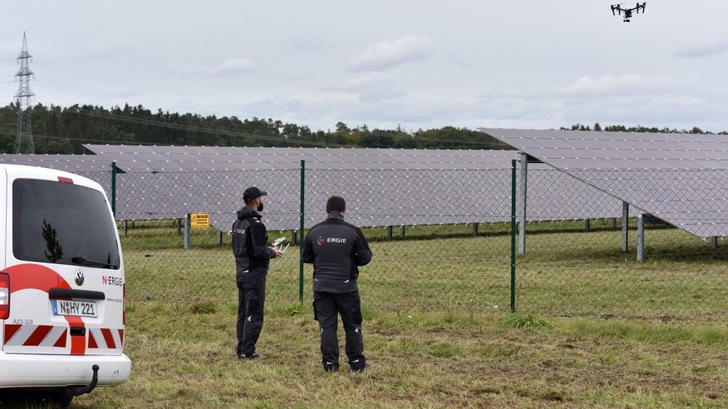 Eine Drohne analysiert eine Anlage der N-Ergie in Bonnhof.