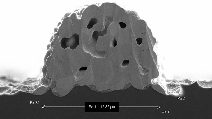 So sieht ein Kontakt einer Solarzelle aus, der mit dem neuen Verfahren aufgebracht wurde.