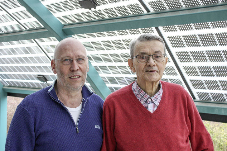 Joachim Höhne (links)  hat an der Technischen Universität in Ilmenau Technische und Biomedizinische Kybernetik studiert und begann seine Karriere bei Carl Zeiss in Jena. Nach der Wende gründete er Anfang der 1990er-Jahre die GSS Gebäude-Solarsysteme GmbH sowie die GES Gebäude-Energiesysteme GmbH in Korbußen bei Gera. Das Unternehmen hat sich auf großformatige Photovoltaikelemente für die Bauwerksintegration spezialisiert.
 Dr. Jürgen Hartwig (rechts)  ist gebürtiger Chemnitzer. Er kam 1949 nach Köln, machte dort 1960 sein Abitur und studierte Maschinenbau in Aachen. Seine berufliche Karriere führte den Ingenieur zum Bau von Brunnen und Pumpen, in die Kunststoffbranche, ins Projektmanagement und an viele andere Stationen. Nach der Wende baute er in Thüringen die Solarbranche mit auf, unter anderem Ersol in Erfurt. Heute betreibt er in Korbach in Nordhessen ein Ingenieurbüro für Solarstromtechnik. - © Foto: Heiko Schwarzburger
