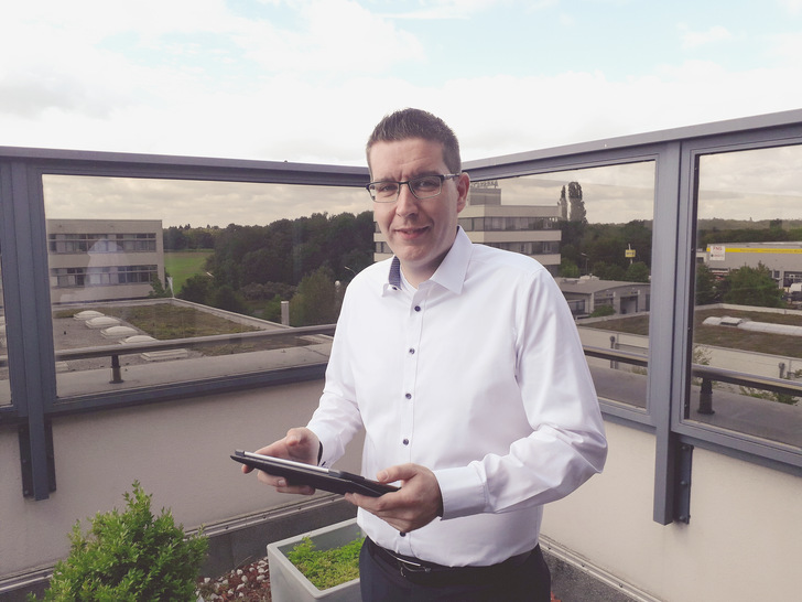 Björn Wolff  ist COO und Vertriebsleiter von Hottgenroth Software in Köln. Seine berufliche Karriere startete er 2009 bei Hottgenroth als Systemkaufmann für IT, ab 2014 führte er den Bereich TGA/SHK-Software. Seit 2019 ist er Chief Operating Officer. Zwischen 2013 und 2017 bildete er sich in einem Fernstudium zur Energietechnik weiter. - © Foto: Heiko Schwarzburger
