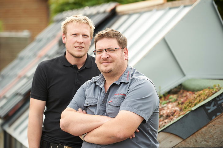 Kompetente Experten fürs Dach: die Brüder Peter und Christian Lippes. - © Foto: Braas/Uwe Stratmann

