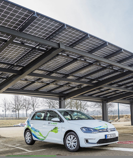 Mit dem neuen Modul Vision 60M construct hat Solarwatt zunächst die Überkopfverglasung im Blick. Aber auch die Fassadenintegration wird dank der abZ einfacher. - © Foto: Manfred Scharnberg/Stadtwerke Wolfenbüttel
