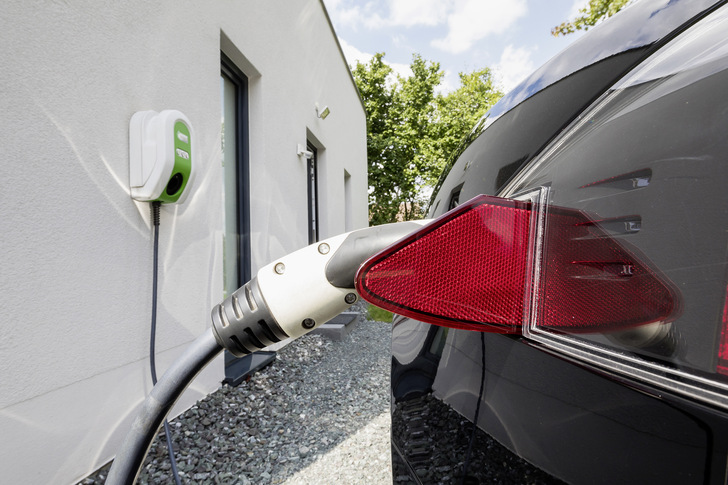 Die Installation von Ladesäulen ist mit den neuen Regelungen für Wohneigentümer und Mieter einfacher geworden.