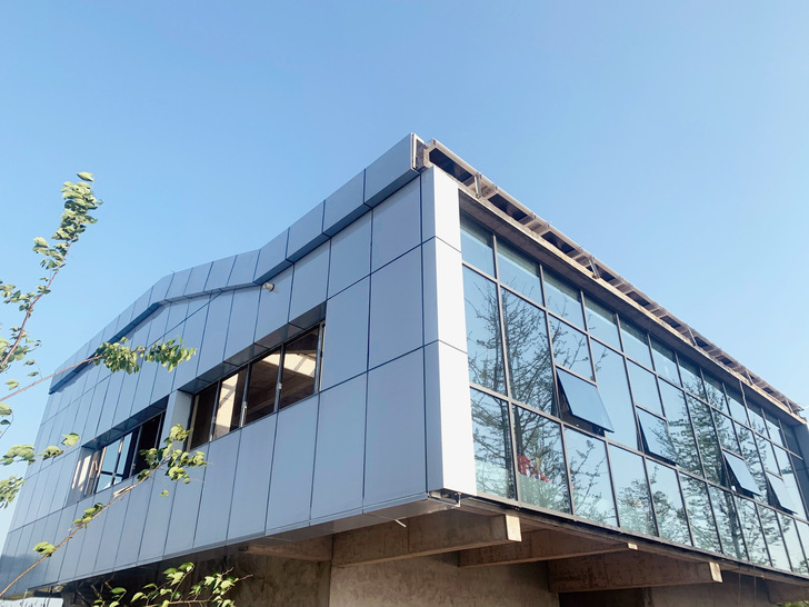 Die Stärke von Solaxess sind weiße Module. Eines der jüngsten Projekte wurde in Quzhou im Osten Chinas realisiert.