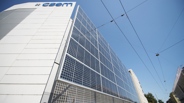 Die Solarfassade rentiert sich trotz der eingangs höheren Investitionskosten. In den meisten Fällen ist sie wirtschaftlicher als eine herkömmliche Fassade - und in allen Fällen nachhaltiger. - © CSEM
