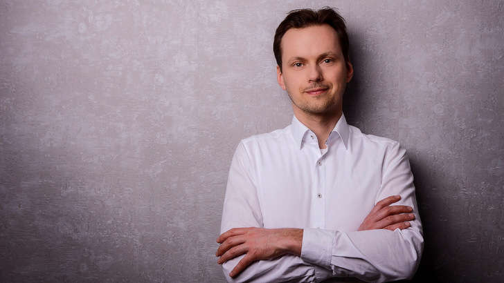 Dr. Christian Milan ist Geschäftsführer der M3E GmbH. Die Firma berät gewerbliche Kunden beim Umstieg auf Elektrofahrzeuge und bietet unter anderem  Fördermittelmanagement für E-Fahrzeuge und Ladeinfrastruktur an.