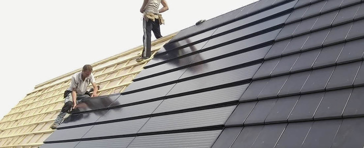 Die Montage der solaren Dachziegel können Dachdecker übernehmen. Die Anbindung an die Hausstromversorgung muss aber der Elektriker erledigen. - © Foto: Dachziegelwerke Nelskamp
