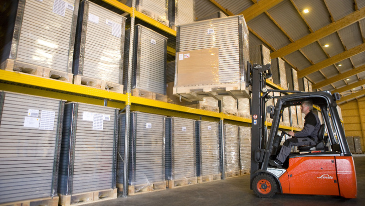 In Zukunft sind hier im Lager von EWS auch Module von Longi zu finden.