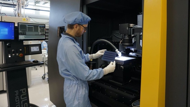 Automatisierte Rolle-zu-Rolle-Anlage am Fraunhofer ISE. Sie wurde im Rahmen des Projekts C3PO entwickelt.