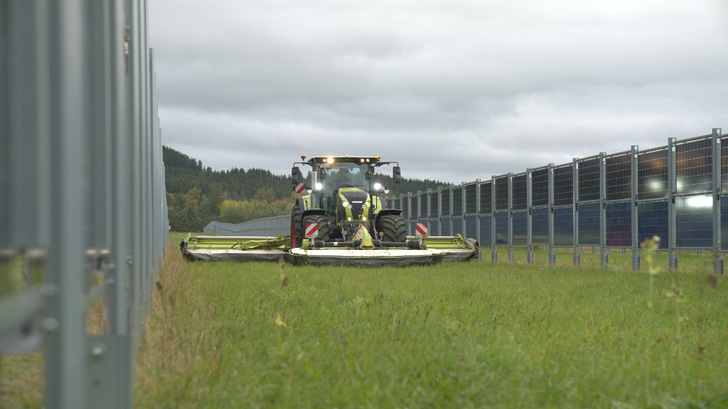 Bei der Eröffnung des Solarparks wurde gleich gezeigt, dass die landwirtschaftliche Nutzung der Fläche fast ohne Einschränkungen weiterhin möglich ist.