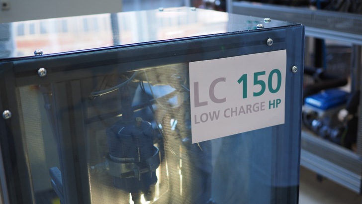 Die am Fraunhofer ISE entwickelte Wärmepumpe LC150 setzt auf das klimafreundliche Kältemittel Propan. - © Fraunhofer ISE
