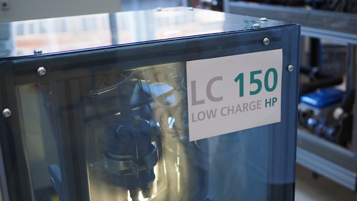 Die am Fraunhofer ISE entwickelte Wärmepumpe LC150 setzt auf das klimafreundliche Kältemittel Propan.
