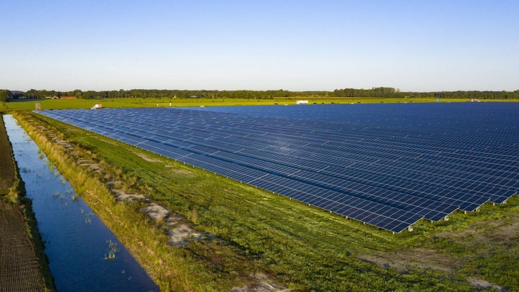 Mit dem Projekt soll getestet werden, ob ein Elektrolyseur dem Erzeugungsprofil einer Solaranlage folgen kann. - © Baywa r.e.
