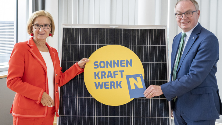 Die niederösterreichische Landeshauptfrau Johanna Mikl-Leitner und ihr Stellvertreter Stephan Pernkopf bei der Vorstellung des Projekts „Sonnenkraftwerk Niederösterreich“. - © NLK Filzwieser
