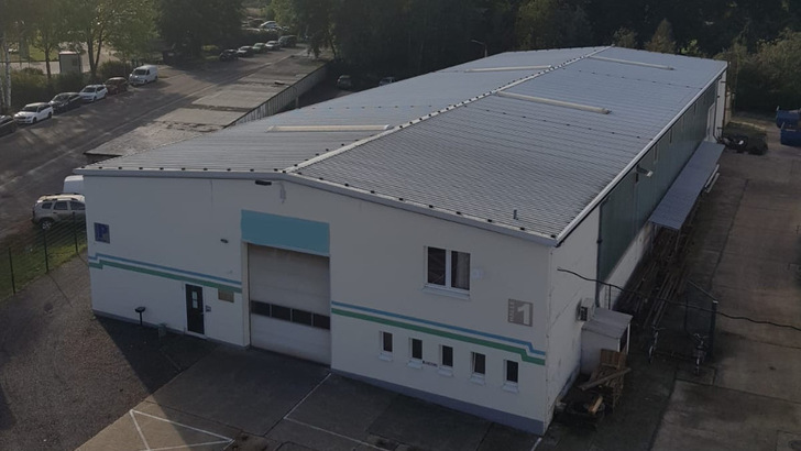 Die Anlage befindet sich auf dem Dach einer solchen Gewerbeimmobilie.