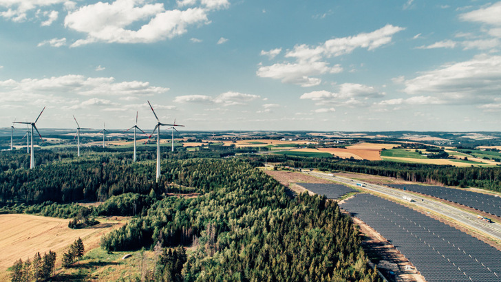 Die Photovoltaikleistung muss verdreifacht werden. Zusätzlich sind fast 30 Gigawatt mehr Onshore-Windkraft notwendig. - © Baywa r.e.
