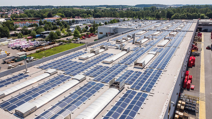 Der Anteil an Solarstrom ist in diesem Jahr auf zehn Prozent gestiegen. Doch das Bundeswirtschaftsminiserium will den Ausbau von großen Dachanlagen bremsen. - © Baywa r.e.
