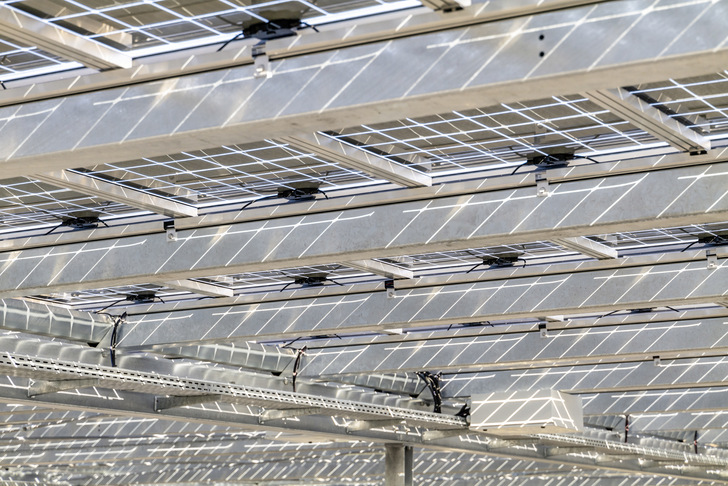 Der bayerische Automobilzulieferer Dräxlmaier hat im Sommer dieses Jahres ein offenes Parkdeck mit 4.200 ­Modulen Vision 60M Construct von Solarwatt überdacht.