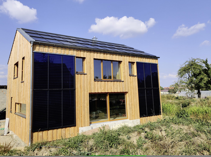 Das Strohballenhaus von Familie Klotzbach nutzt Photovoltaik und Solarthermie vom eigenen Dach. - © Foto: Sonnenhaus-Institut, Ina Röpcke
