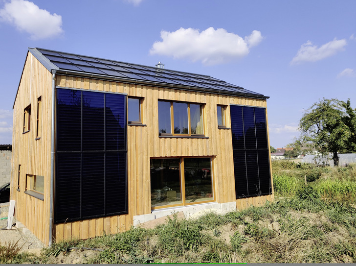 Das Strohballenhaus von Familie Klotzbach nutzt Photovoltaik und Solarthermie vom eigenen Dach.