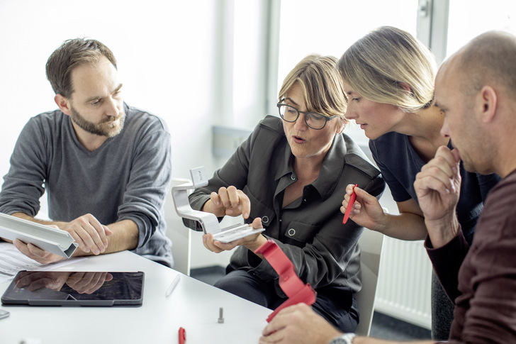 Katharina David (Bildmitte) ist seit 2009 Geschäftsführerin von K2 Systems. Als studierte Architektin kennt sie die 
Herausforderungen auf der Baustelle genau. Diese Erfahrungen fließen in die Produktentwicklung ein.