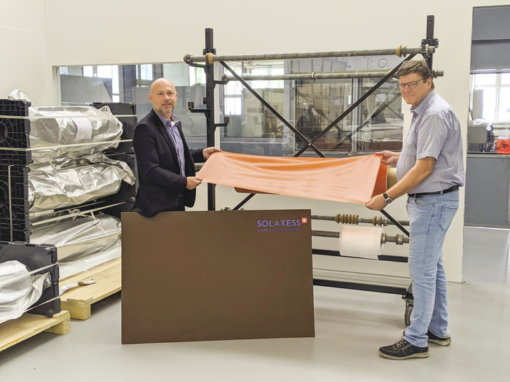 CEO Sébastien Eberhard und COO Peter Röthlisberger mit terrakottafarbenem Film in ihrem Sitz im Schweizer Marin.