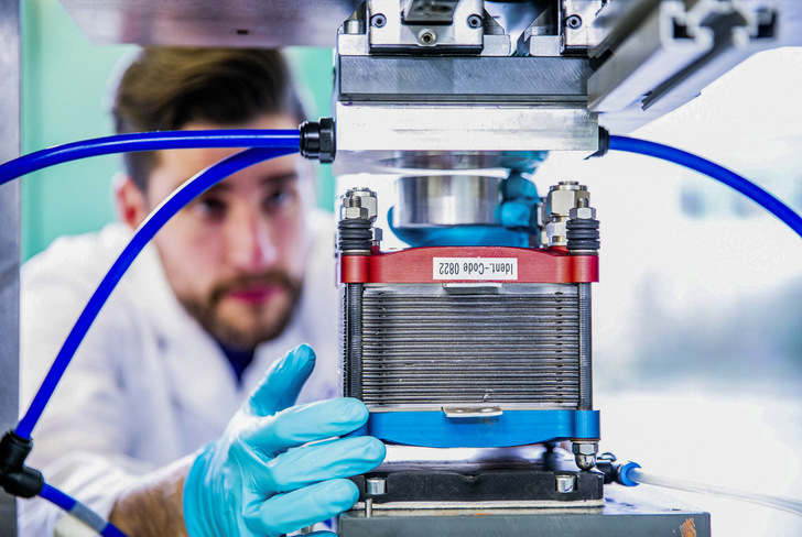 Neue Stacks für Brennstoffzellen: Ein Forscher tüftelt am Zentrum für Sonnenenergie- und Wasserstoff-Forschung Baden-Württemberg.