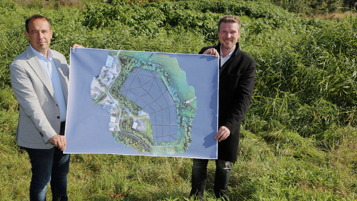 So wird sie einmal aussehen: Entsorgungsreferent Wolfgang Germ und Gernot Bogensberger, Leiter der Abteilung Entsorgung, zeigen Pläne für den Solarpark auf der Mülldeponie.