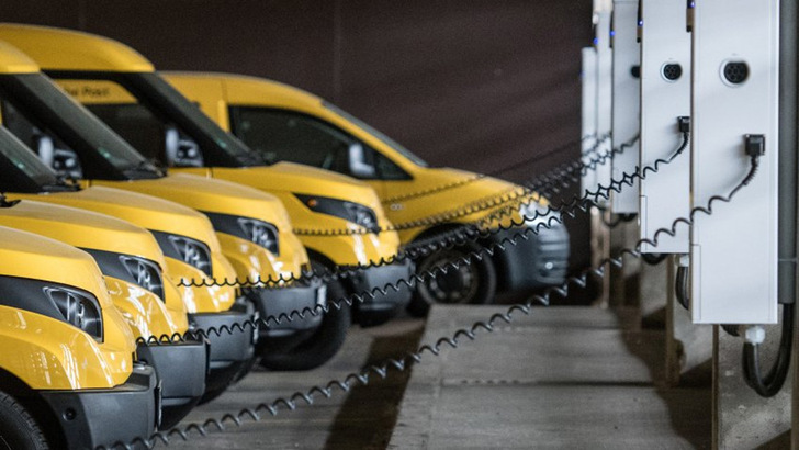 Besonders der Verkehrs- und Transportsektor braucht eine schnelle Wende: die Lieferfahrzeuge von DHL.