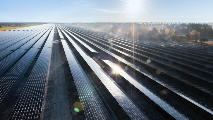 Der Solarpark Templin Groß-Dölln steht bereits und produziert Solarstrom. - © Belectric
