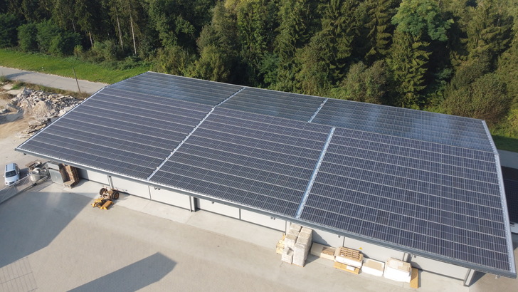 Eine schöne Drohnenaufnahme der Dachfläche der Firma Holzbau Wartner.