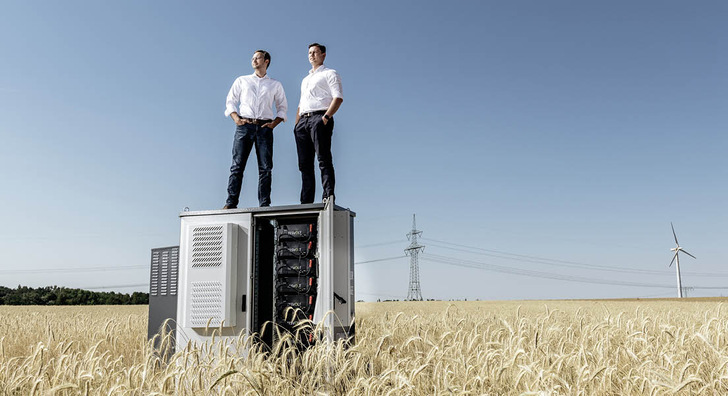 „Was uns antreibt, ist nicht der Wunsch, innovativ zu sein. Wir wollen mit effizienten Speichertechnologien bezahlbare und saubere Energie in jeden Winkel der Welt bringen.“ 
 Tesvolt-Gründer Hannemann und Schandert (rechts)